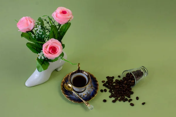 Koffie Bloemen Kaarsen Een Pistache Achtergrond Als Symbool Van Huiswarmte — Stockfoto