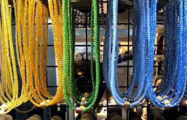 Bir mağaza vitrininde fotoğraf mücevheri