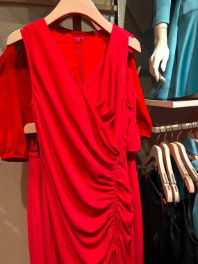 Alışveriş merkezindeki kadın kıyafetlerinin fotoğrafları.