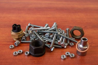 Tahta arka planda civatalar, fındıklar, vidalar