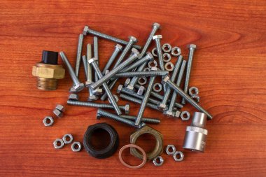 Tahta arka planda civatalar, fındıklar, vidalar