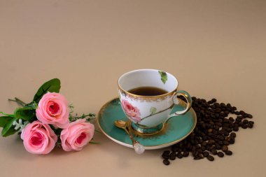 Kahve, çiçekler, şam fıstığı arkaplanındaki mumlar ev sıcaklığının, samimiyetin, güzelliğin ve harika bir sabahın sembolü.