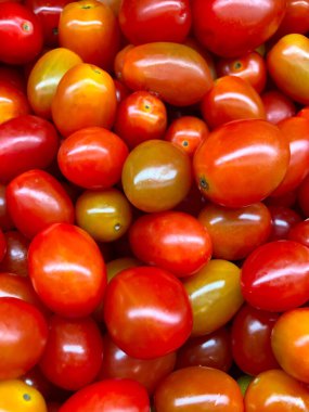 raflarda domatesler var.