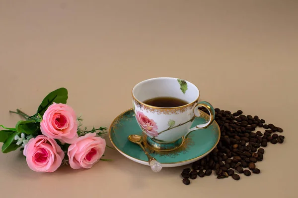 Kaffee Blumen Kerzen Auf Pistaziengrund Als Symbol Für Wärme Und — Stockfoto