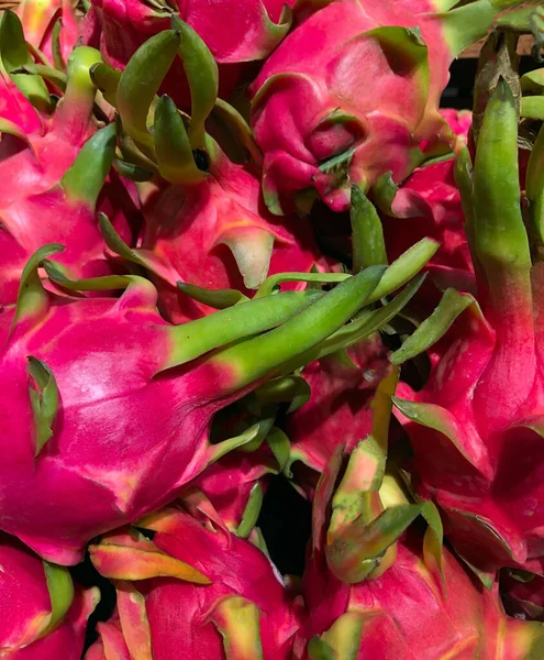 Foto Drago Frutta Tropicale Sul Bancone Del Supermercato — Foto Stock