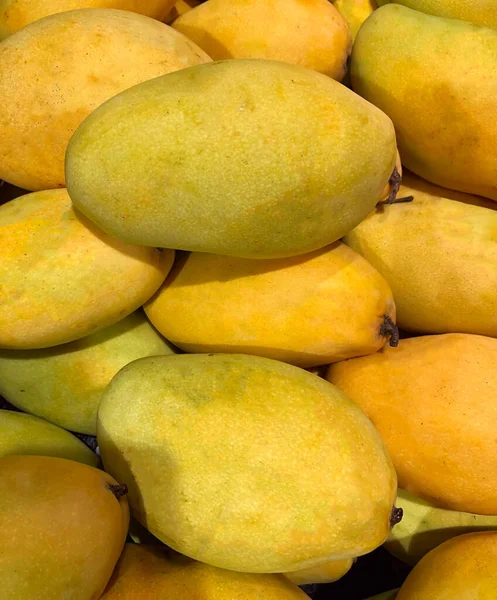 Foto Frutta Tropicale Mango Sul Bancone Del Supermercato — Foto Stock