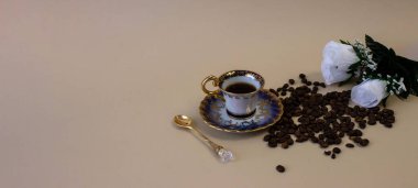 Kaliteli bir kompozisyon ve bir fincan kahve.