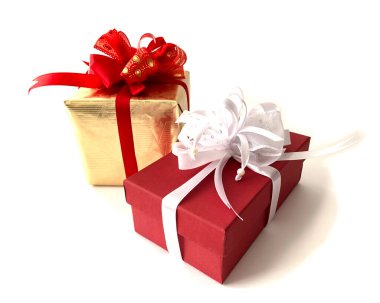 Beyaz arkaplan resim kutularında hediyelerle izole edilmiş