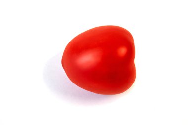 Beyaz arkaplan domatesi üzerinde izole edilmiş.