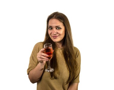 Kahverengi saçlı, yeşil gözlü, şampanyalı genç kız.