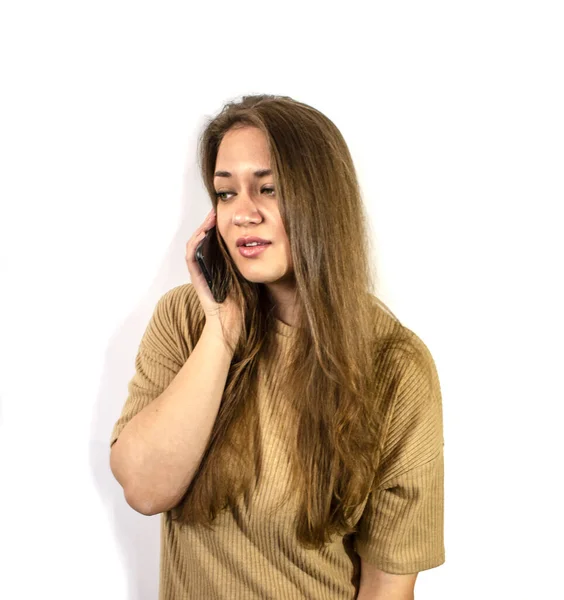 Молодая Девушка Каштановыми Волосами Зелеными Глазами Разговаривает Телефону — стоковое фото
