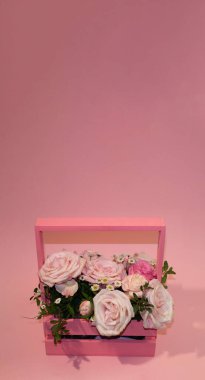 Kartpostal şablonu, kopya sprey pembe arka plandaki sepetteki pembe güller.