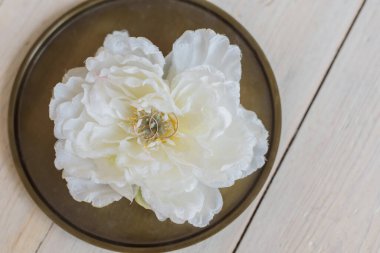 Çiçeğe yakın bir yerde alyanslar.