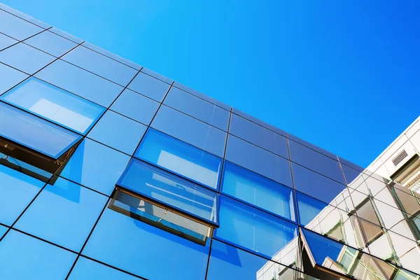 Edificio de oficinas con fachada de vidrio — Foto de Stock