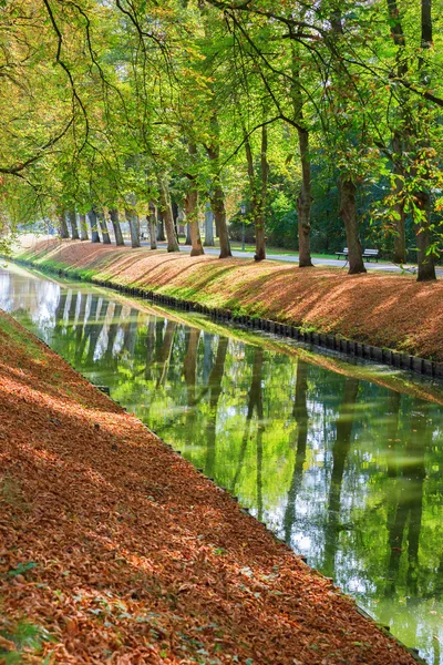 Canal em um parque outonal — Fotografia de Stock