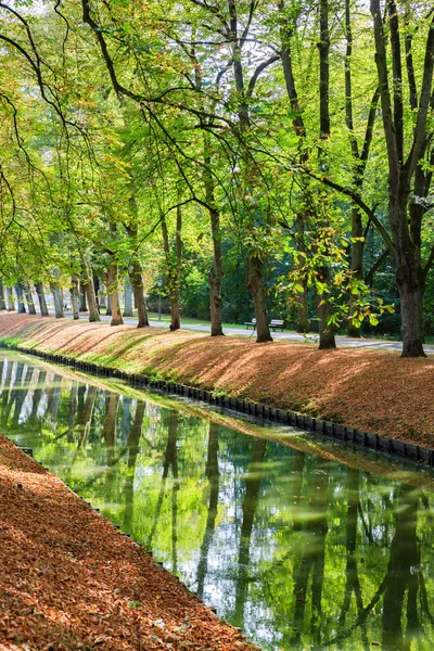 Канал в осеннем парке — стоковое фото