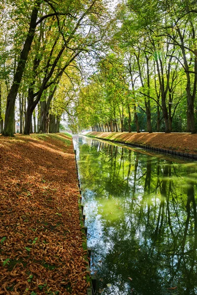 Canale in un parco autunnale — Foto Stock