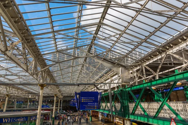 Uvnitř stanice Waverly v Edinburghu, Skotsko — Stock fotografie