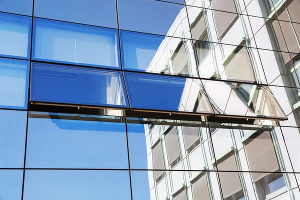 Bürogebäude mit Glasfassade — Stockfoto