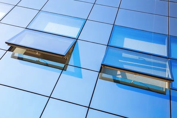 Edificio de oficinas con fachada de vidrio — Foto de Stock
