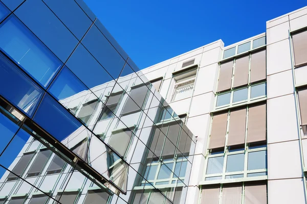 Офисное здание со стеклянным фасадом — стоковое фото