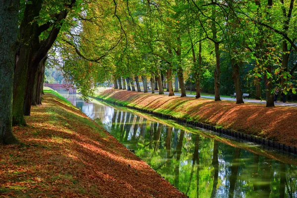 Canal in an autumnal park — Stock Photo, Image