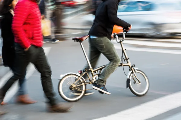 Cena de rua com um homem com uma bicicleta da cidade — Fotografia de Stock