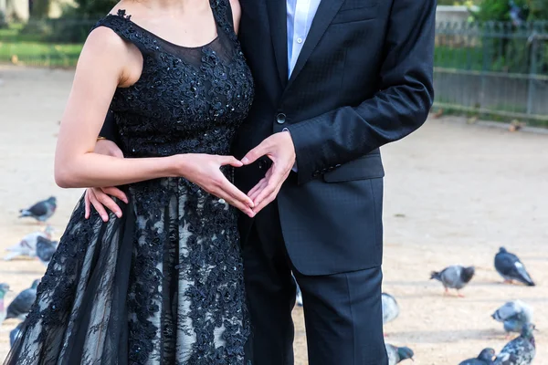 Bridal couple making a heart — стоковое фото