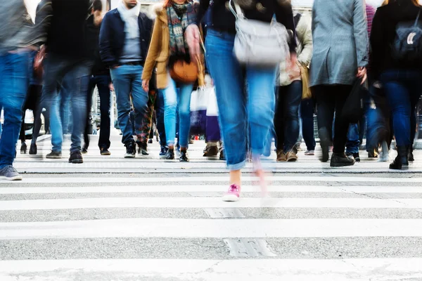 Multidão de pessoas cruzando uma rua da cidade — Fotografia de Stock