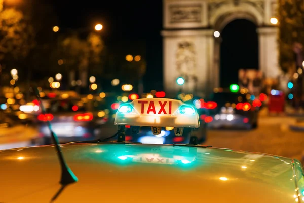 霓虹招牌的巴黎出租车 — 图库照片