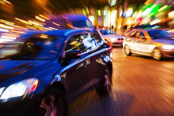 Verkehrsszene bei Nacht mit kreativem Zoom-Effekt — Stockfoto