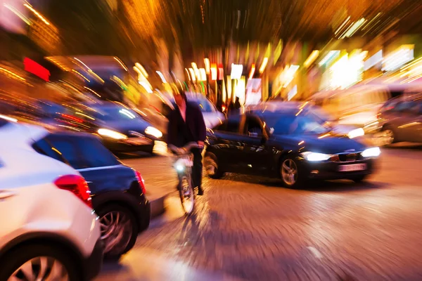 Verkehrsszene bei Nacht mit kreativem Zoom-Effekt — Stockfoto