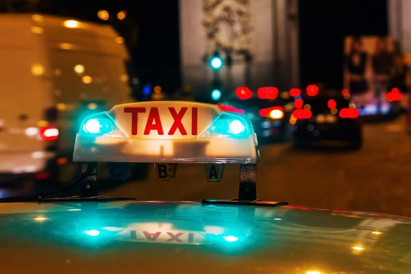 Neonfény egy párizsi taxi — Stock Fotó