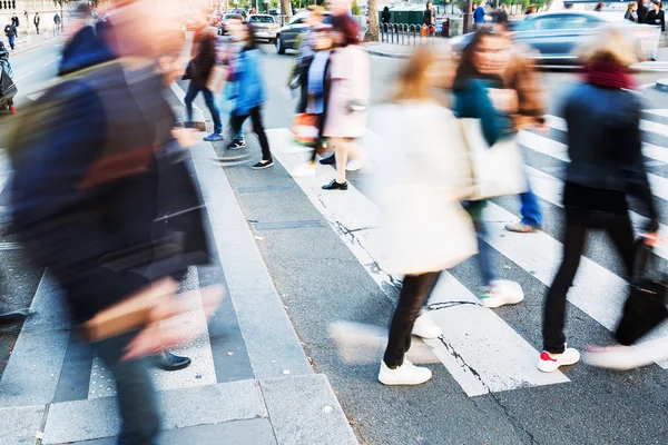 Multitud de personas cruzando una calle de la ciudad —  Fotos de Stock