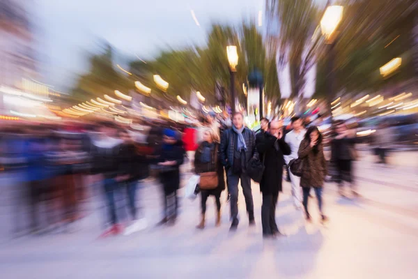 Personnes sur les Champs-Élysées avec effet de zoom — Photo