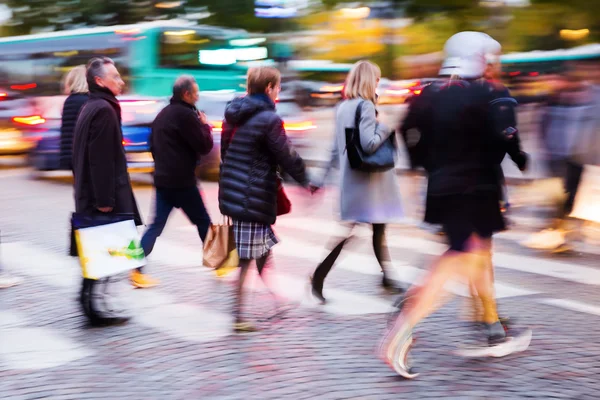 Gente cruzando una calle por la noche — Foto de Stock