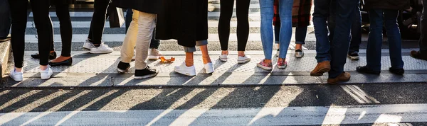 Persone che aspettano al passaggio pedonale — Foto Stock