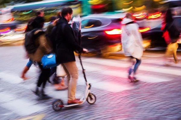 Gente cruzando una calle por la noche —  Fotos de Stock