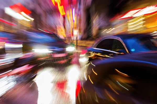 Verkehrsszene bei Nacht mit kreativem Zoom-Effekt — Stockfoto