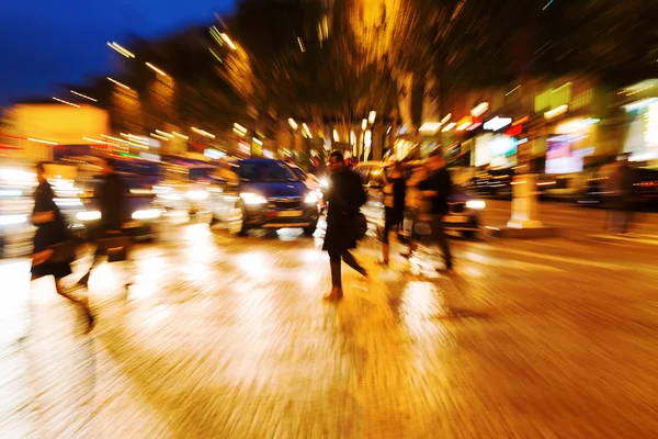 Μεγεθύνετε την εικόνα ανθρώπων που διασχίζουν έναν δρόμο τη νύχτα — Φωτογραφία Αρχείου