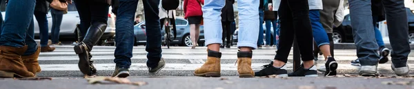 Mensen die wachten op de voetgangersoversteekplaats — Stockfoto