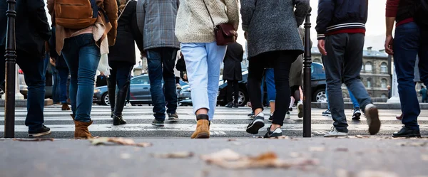 Skara människor korsar staden gatan — Stockfoto