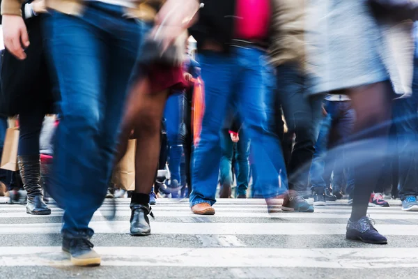Multidão de pessoas cruzando uma rua da cidade — Fotografia de Stock