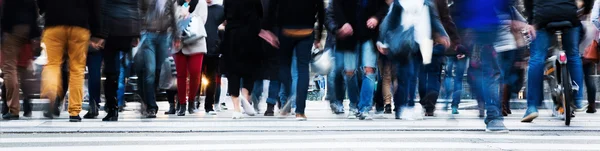 Multidão de pessoas cruzando uma rua da cidade — Fotografia de Stock