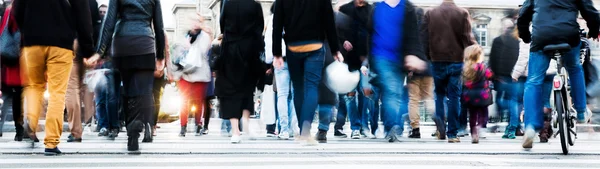 Menigte van mensen het oversteken van de straat van een stad — Stockfoto