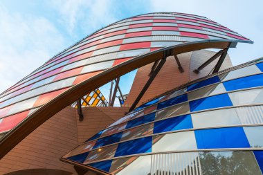Louis Vuitton Frank Gehry tarafından tasarlanmış Foundation