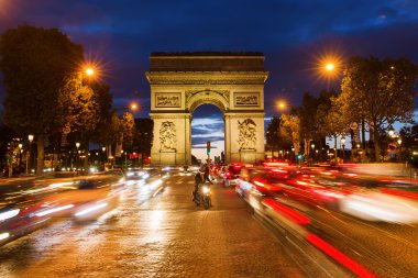 Geceleri Paris Arc de Triomphe'ye