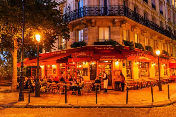 Cafés de rue sur l'Ile Saint Louis à Paris la nuit — Photo