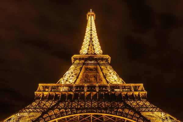 Эйфелева башня со световым представлением ночью — стоковое фото