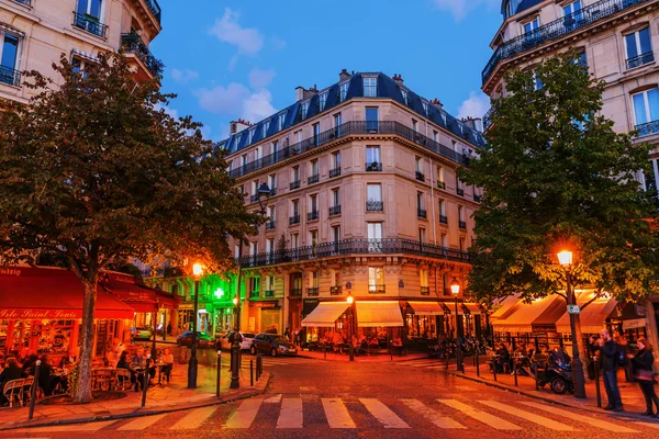 Straßencafés auf dem ile saint louis in Paris bei Nacht — Stockfoto